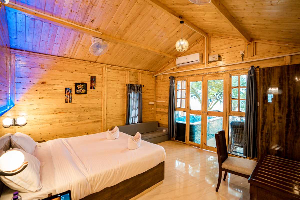South Goa resort offering deluxe rooms with bathtub and balcony.